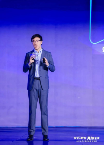 图:欧阳晔博士演讲