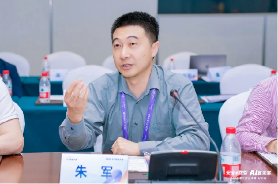 图:朱军出席研讨会